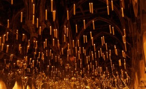 Velas reais suspensas por suportes