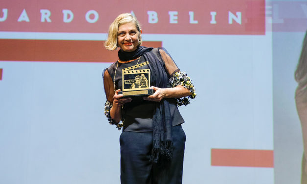 Carla Camurati é homenageada com troféu no Festival de Gramado